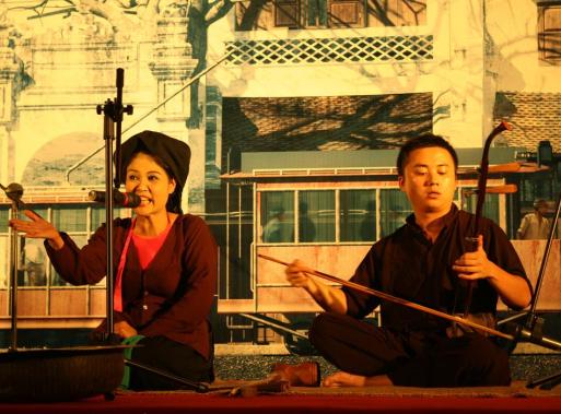 ຂັບສຳລົດໄຟຟ້າຊຶ່ງແມ່ນຈຸດວັດທະນະທຳຕາມທ້ອງຖະໜົນຂອງຮ່າໂນ້ຍ